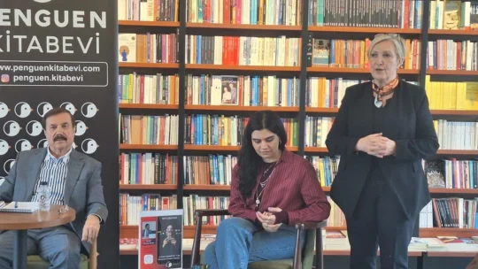 Antalya’dan Denizli’ye edebi katkı: Tecelli Sercan Sırma okurlarıyla buluştu Antalya’da yaşayan yazar Tecelli Sercan Sırma, bir kitabevinin davetlisi olarak