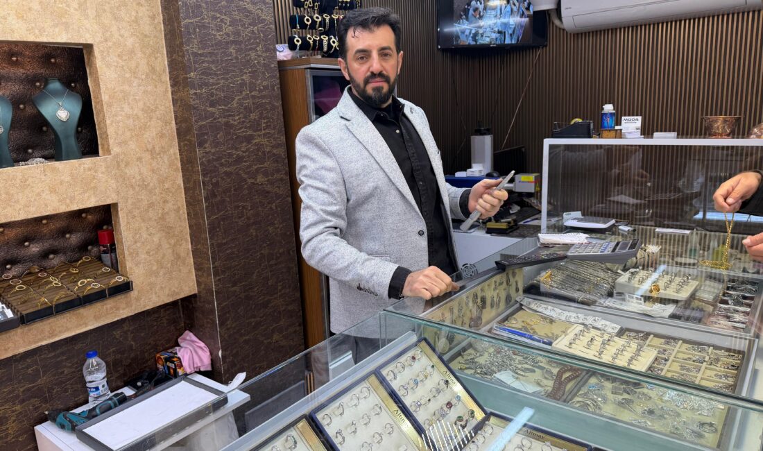 Siirt’te Kuyumculardan Fiyat İsyanı: “Yanlış Altın Bilgileri Hem Esnafı Hem Vatandaşı Mağdur Ediyor” Siirt’te faaliyet gösteren kuyumcular, altın fiyatları konusunda kamuoyunda oluşan yanlış