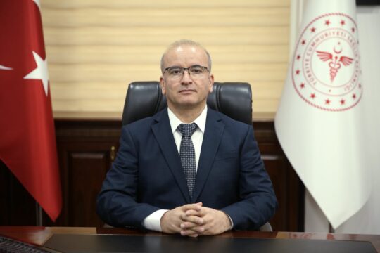 Siirt Eğitim ve Araştırma Hastanesi Başhekimi Prof. Dr. Yolbaş’tan Bayramı Mesajı Siirt’te sağlık hizmetlerinin önemli merkezlerinden biri olan Siirt Eğitim ve