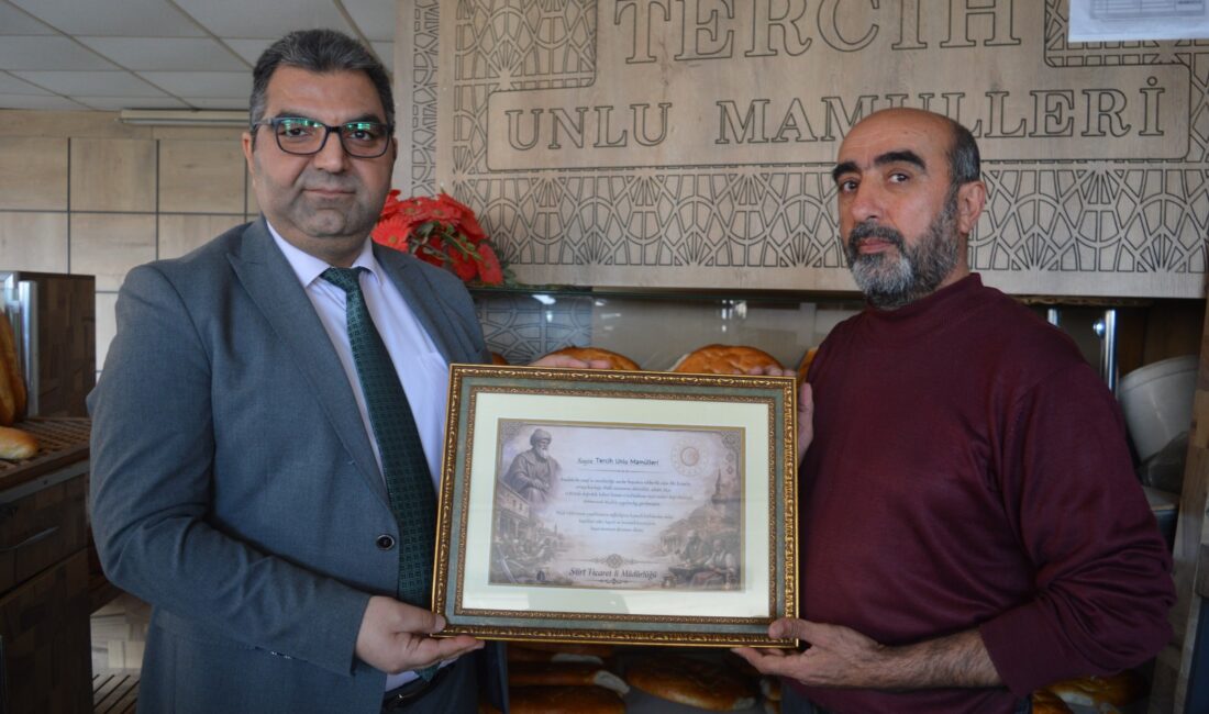 Siirt’te Ramazan Ayında Ekmek Fiyatını Düşüren Fırıncıya Plaket Siirtli fırıncı, Ramazan ayında ekmek fiyatlarını düşürerek hem vatandaşlara destek