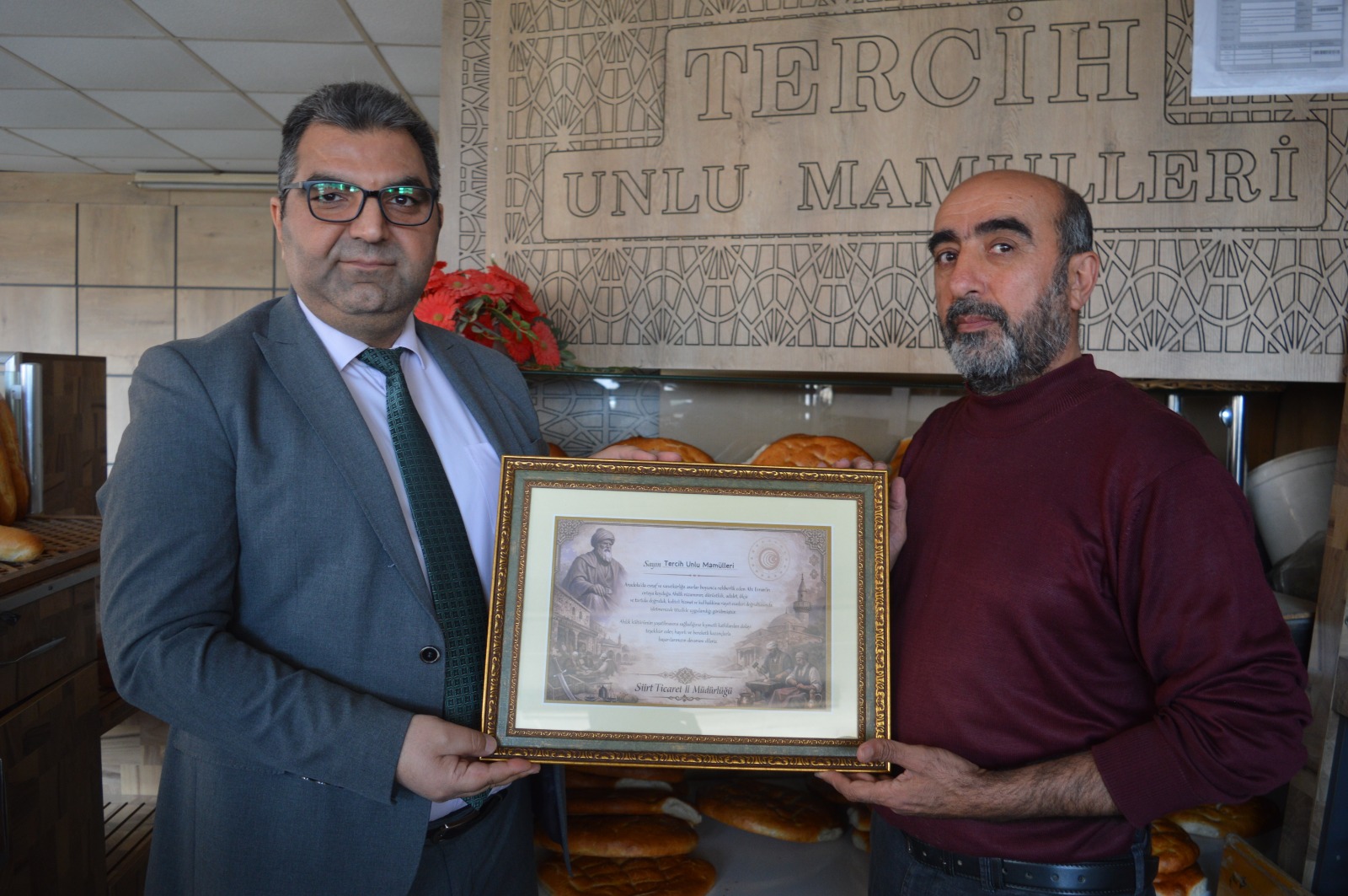 Siirtli fırıncı, Ramazan ayında ekmek fiyatlarını düşürerek hem vatandaşlara destek