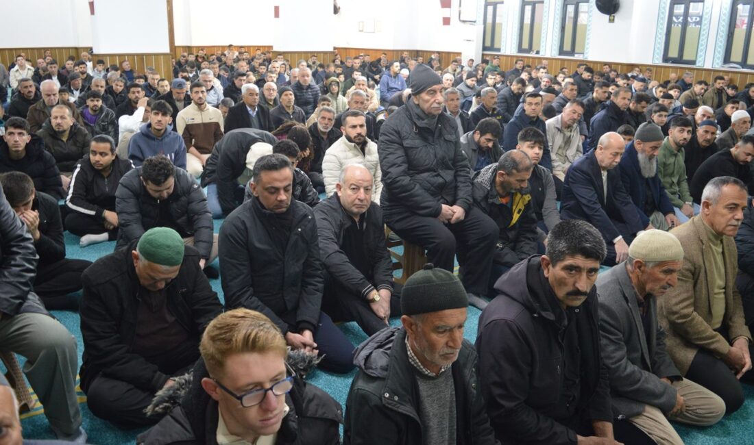 Siirt’te bayram namazında birlik ve beraberlik mesajı Siirt’te Ramazan Bayramı namazı için sabahın erken saatlerinde camilere akın