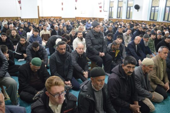 Siirt’te bayram namazında birlik ve beraberlik mesajı Siirt’te Ramazan Bayramı namazı için sabahın erken saatlerinde camilere akın