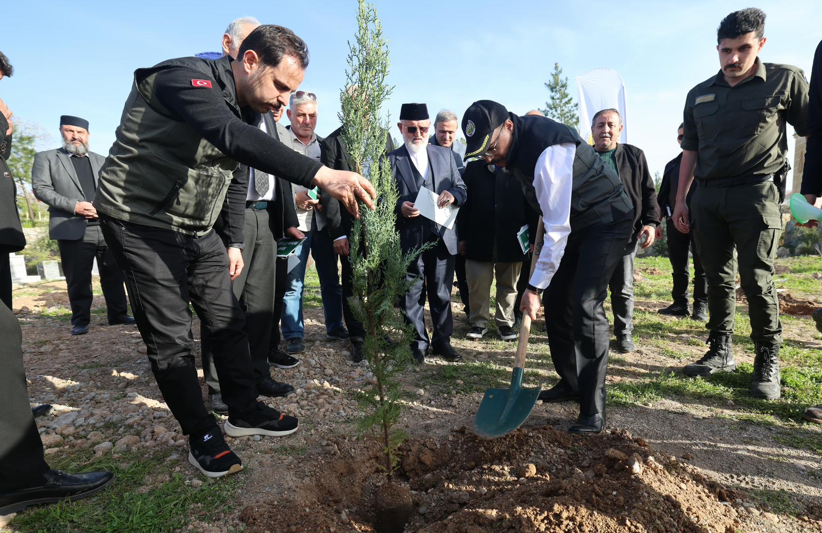 Siirt’in Kurtalan ilçesine bağlı Teylan Köyü’nde düzenlenen fidan dikim töreninde