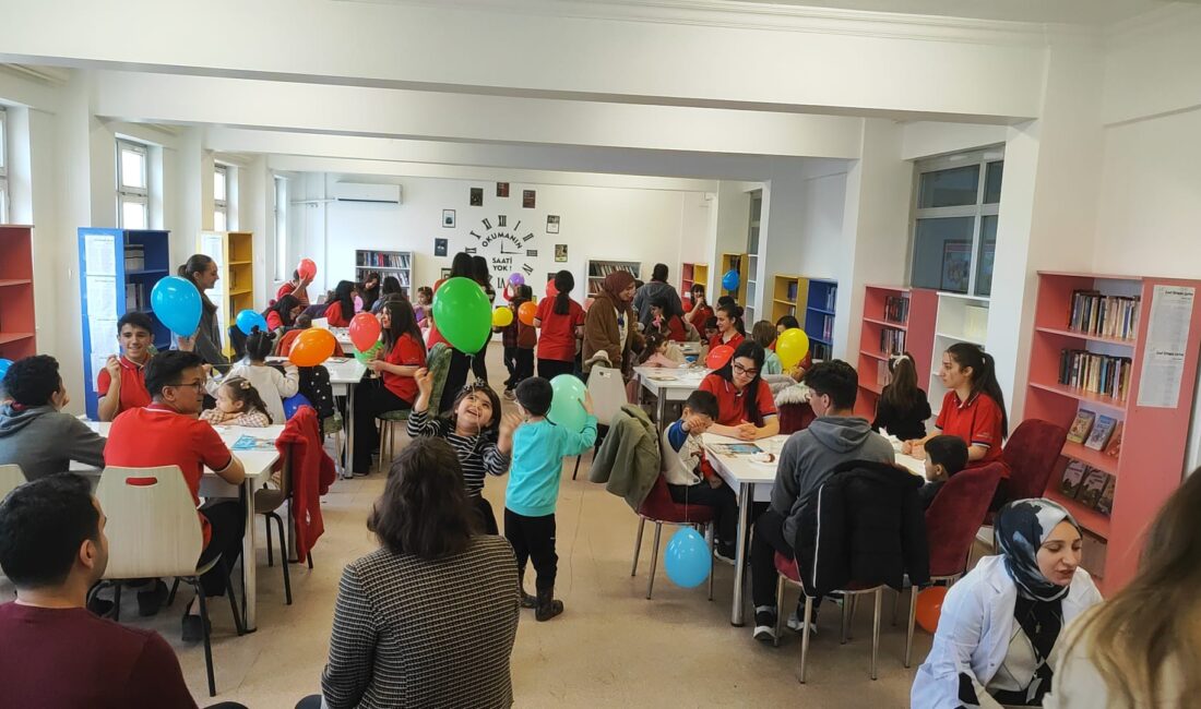 Geleceğin Yıldızları Gazi Anadolu Lisesi’nde Siirt Amerikan Kültür Anaokulu’nun minik öğrencileri ve öğretmenleri, şehrin köklü