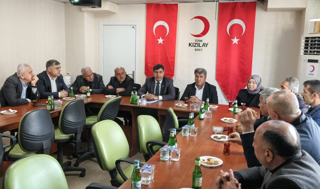 Kızılay Siirt Şubesi il Merkezi’nde bulunan Hilmi mahalle muhtarını yaptıkları