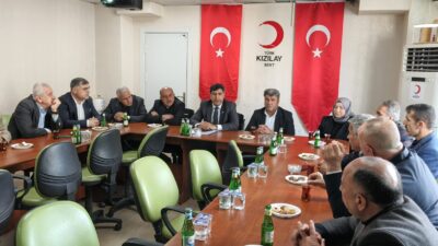 Kızılay Siirt Şubesi il Merkezi’nde bulunan Hilmi mahalle muhtarını yaptıkları