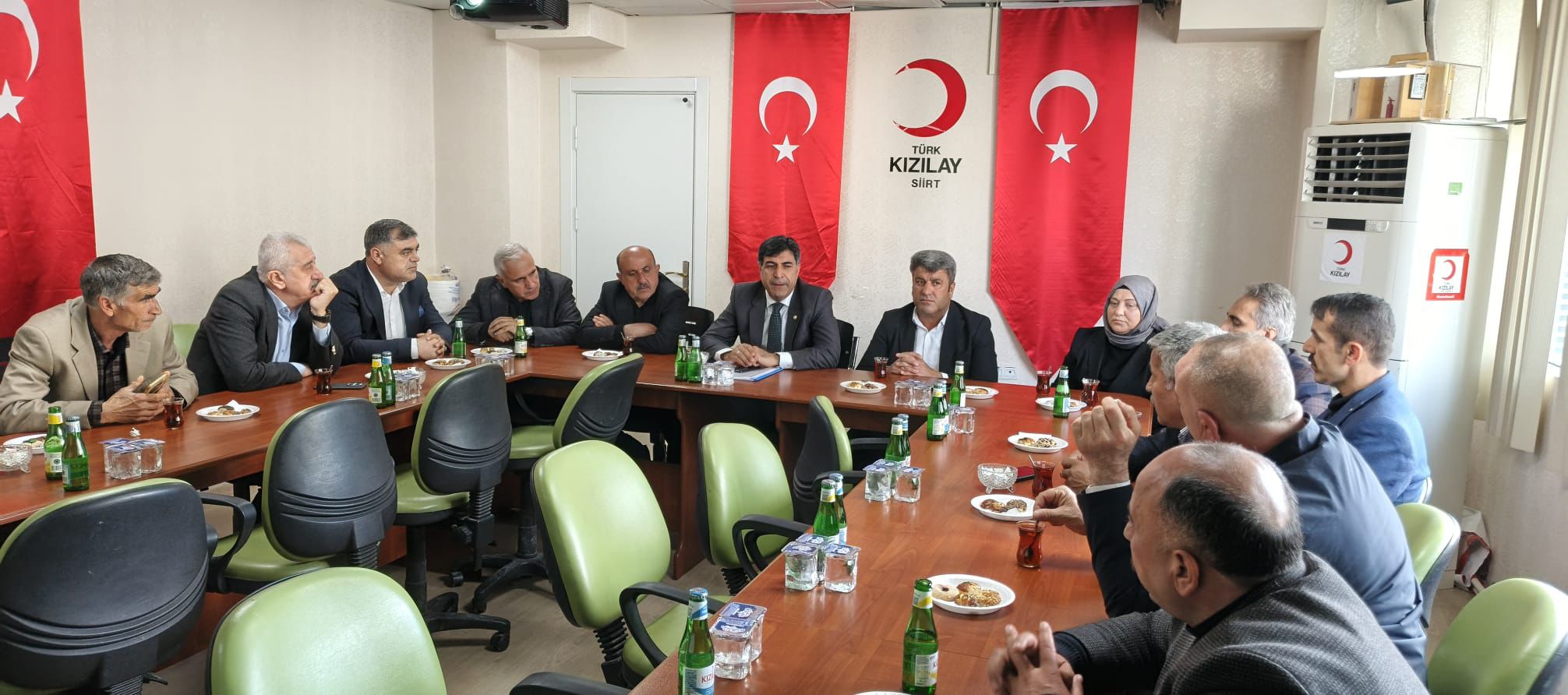 Kızılay Siirt Şubesi il Merkezi’nde bulunan Hilmi mahalle muhtarını yaptıkları