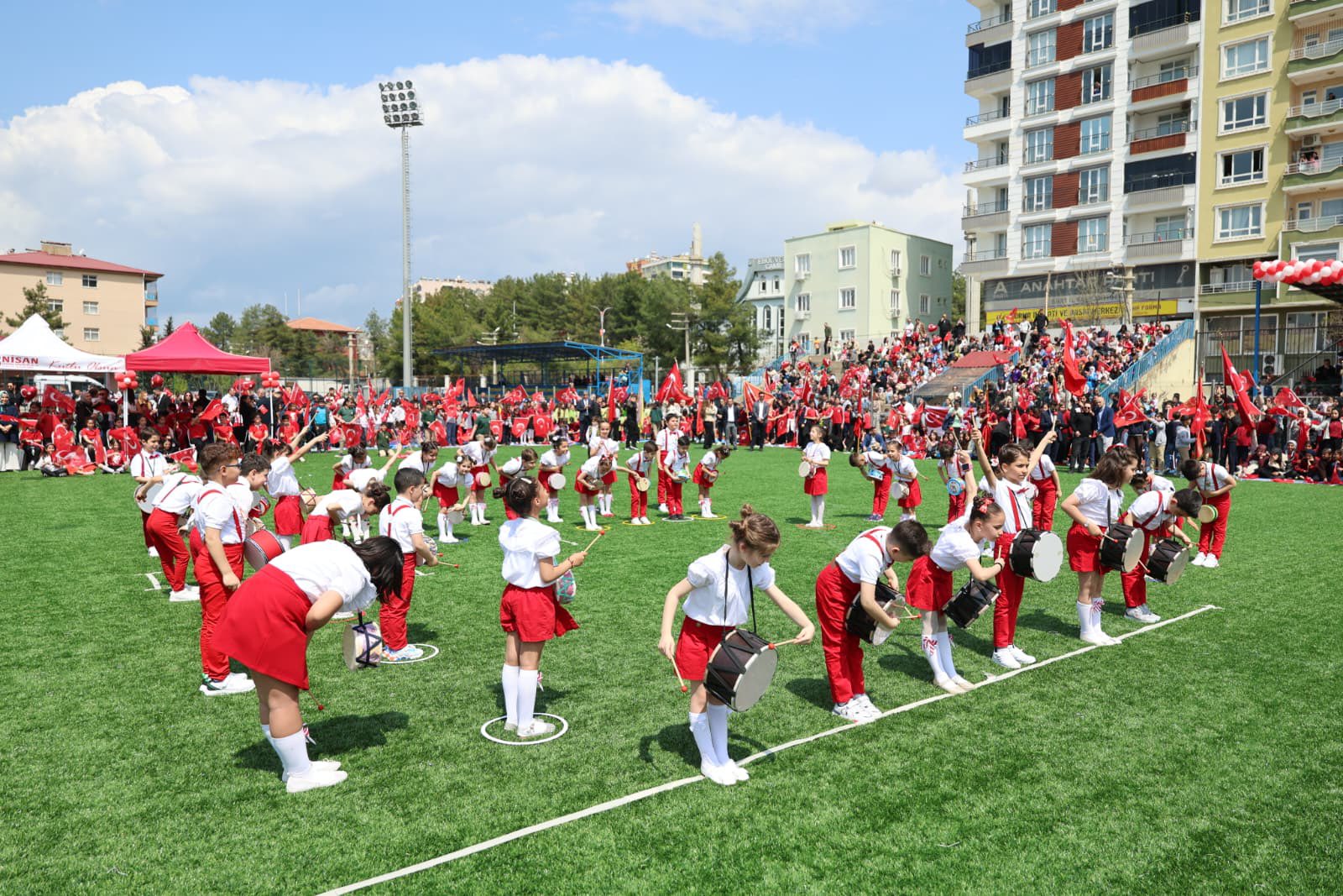 Siirt’te 23 Nisan Ulusal Egemenlik ve Çocuk Bayramı düzenlenen tören