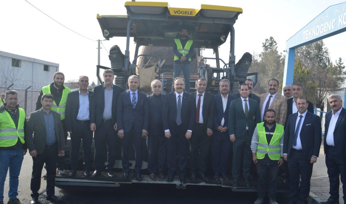 Siirt’te tasarruf ve yerli imkânlarla asfalt çalışmaları başladı Siirt’te 26 noktada başlatılan asfalt çalışmaları, İl Özel İdaresi ve