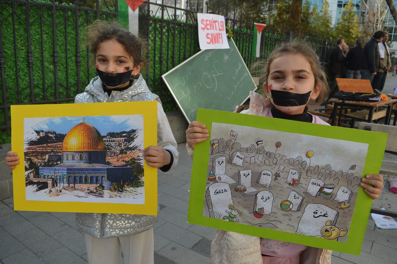 Siirt’te minik çocuklar, Filistin’de yaşanan saldırılarda hayatını kaybeden akranlarına dikkat