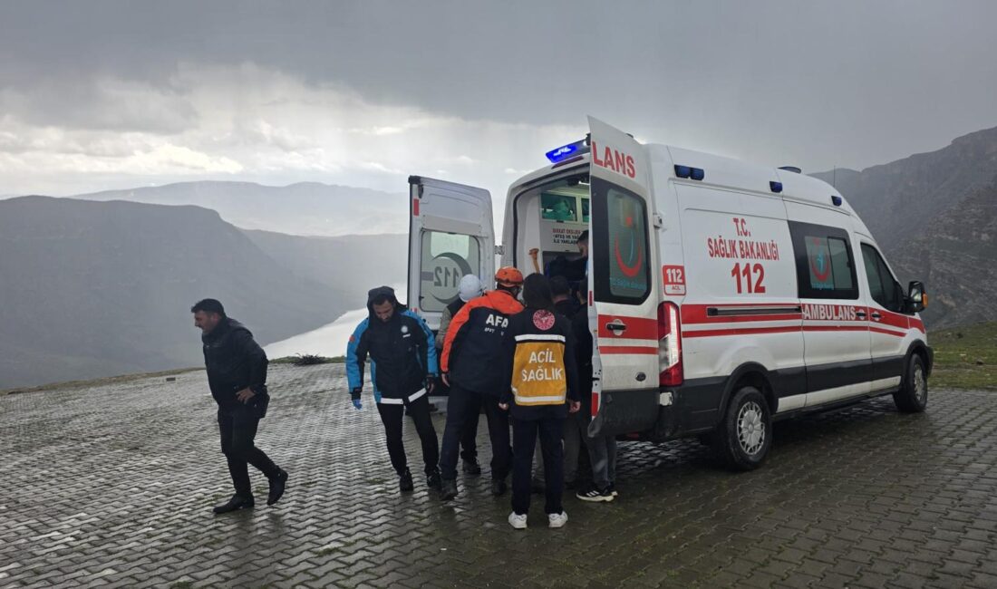Siirt’te Atıyla Birlikte Kayalıklardan Yuvarlanan 24 Yaşındaki Genç Ağır Yaralandı Siirt’te Deyr mevkisi olarak bilinen yamaç paraşütü parkuru alanında meydana