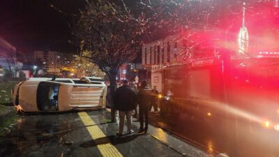 Siirt’te düğünden dönüş yolunda kontrolden çıkan kamyonet kaldırıma çıkarak ağaca