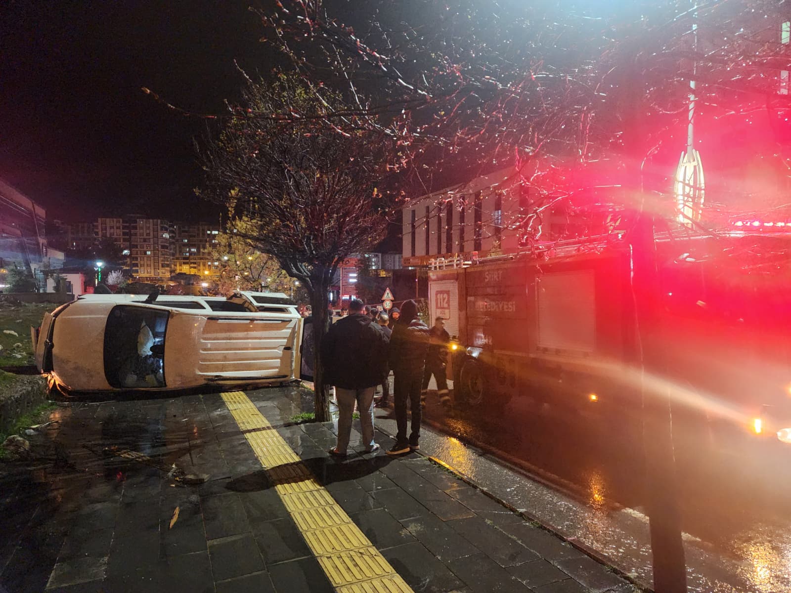 Siirt’te düğünden dönüş yolunda kontrolden çıkan kamyonet kaldırıma çıkarak ağaca