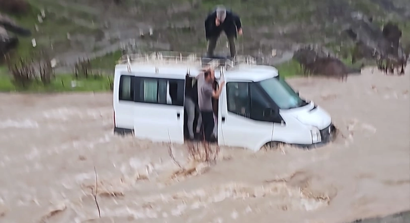 Siirt'in Baykan ilçesine bağlı Meşelik yolu üzerinde, ambulansa ulaştırılmak üzere