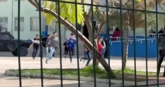 Şanlıurfa’nın Siverek ilçesinde bir lisede meydana gelen silahlı saldırı, büyük