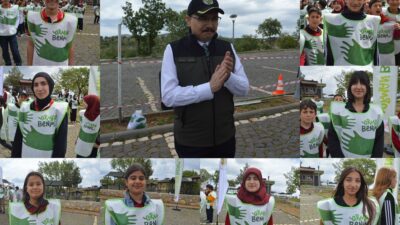 Siirt’in Tillo ilçesinde düzenlenen “Orman Benim” etkinliğinde öğrenciler ellerine çöp