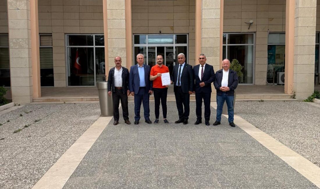 SESOB’da Yeni Dönem! Hikmet Yılmaz ve Yönetimi Göreve Mazbatayla Başladı Siirt Esnaf ve Sanatkarlar odası Birliği Başkanlığında yeni dönem resmen