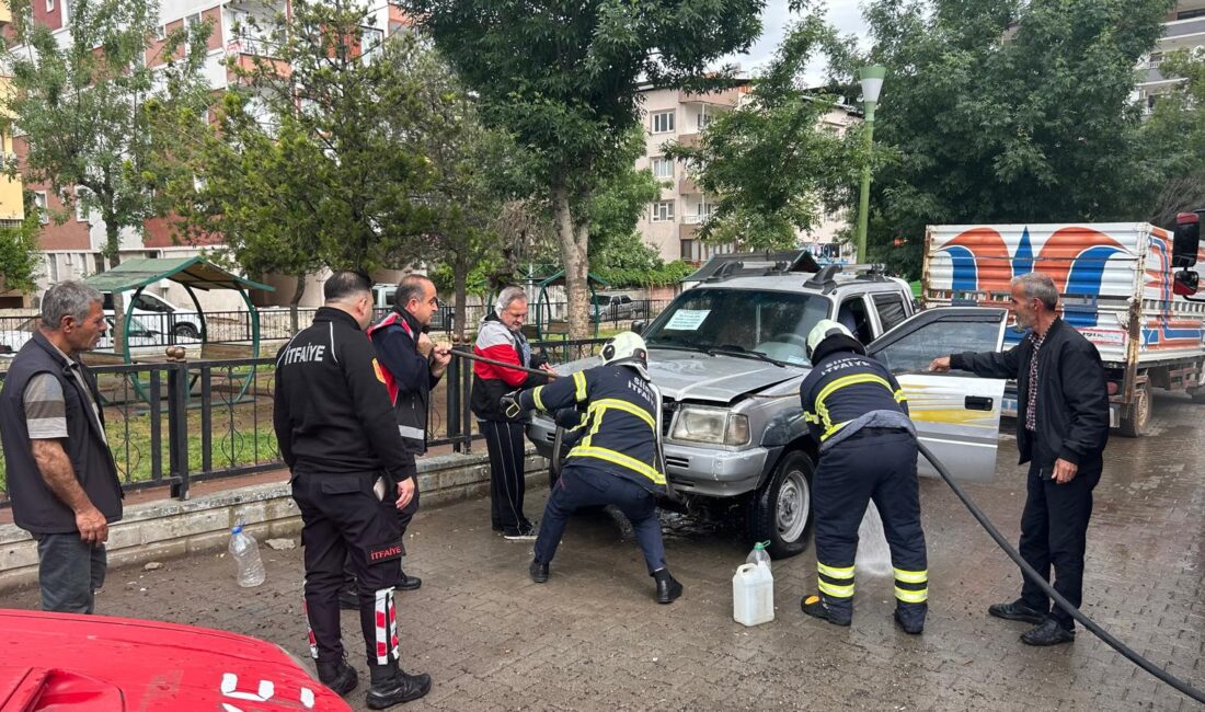 Siirt’te park halindeki bir araç henüz bilinmeyen bir nedenle alev