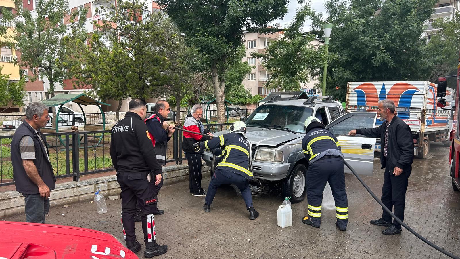 Siirt’te park halindeki bir araç henüz bilinmeyen bir nedenle alev