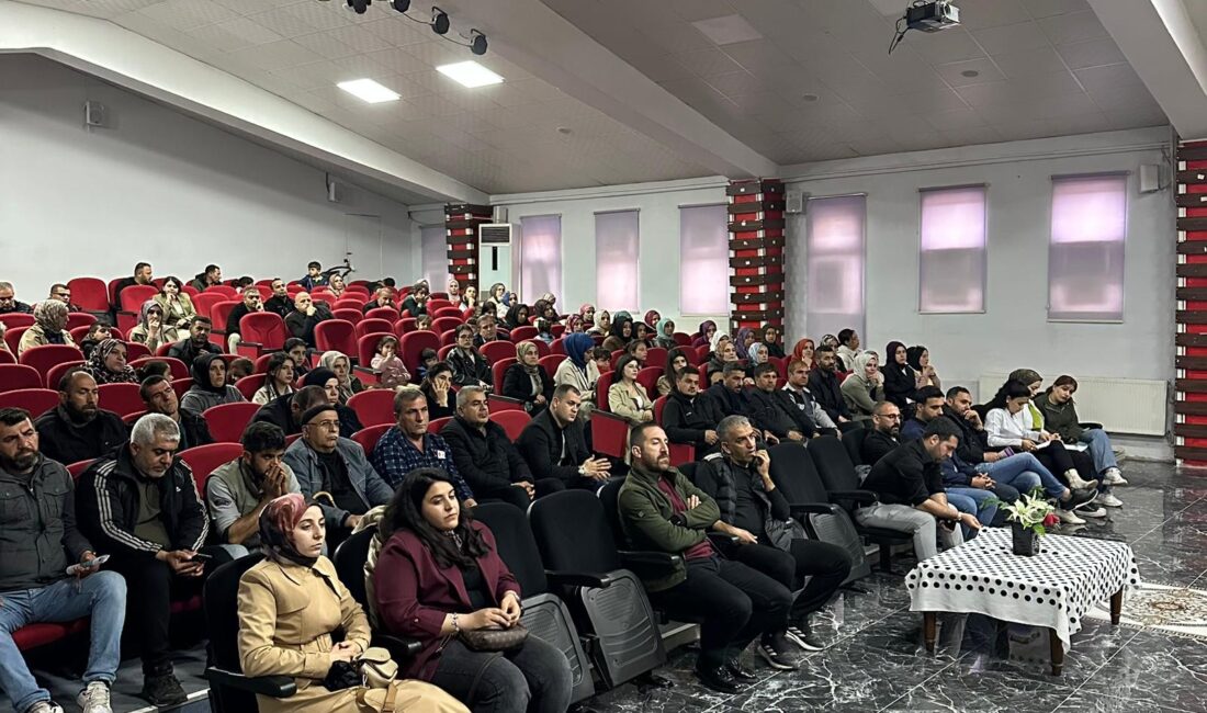 Eruh Cumhuriyet ilkokulunda velilere bilinçli teknoloji eğitimi verildi. “Veli Bulusmalari”