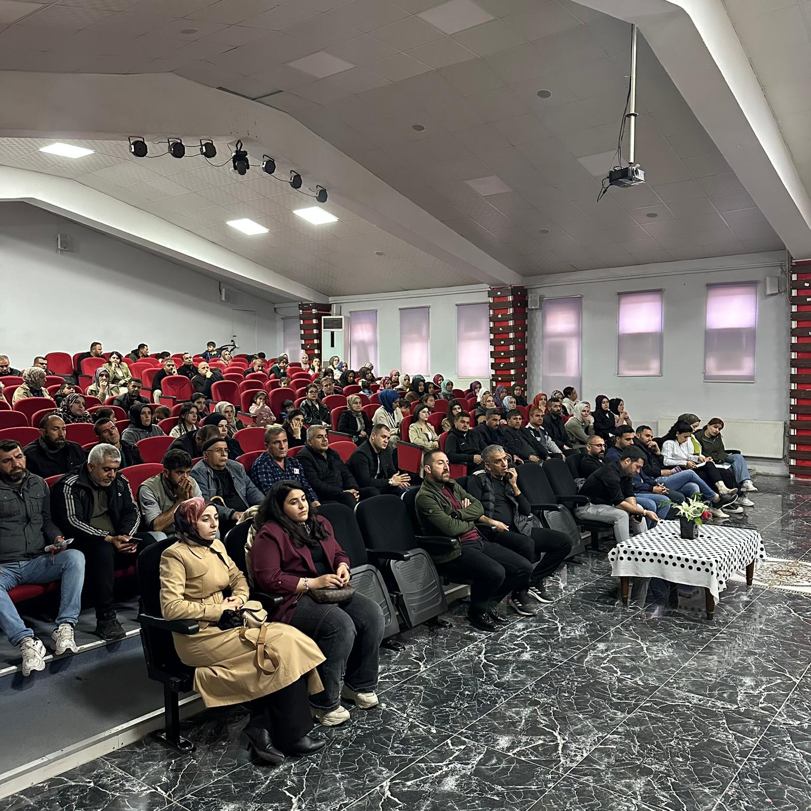 Eruh Cumhuriyet ilkokulunda velilere bilinçli teknoloji eğitimi verildi. “Veli Bulusmalari”