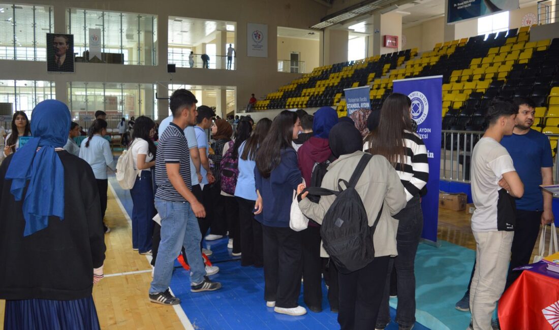 Siirt’te üniversite heyecanı: Öğrenciler hayallerindeki meslekleri anlattı Siirt’te düzenlenen “1. Üniversite Tanıtım Fuarı ve Kariyer Günleri” etkinliğinde