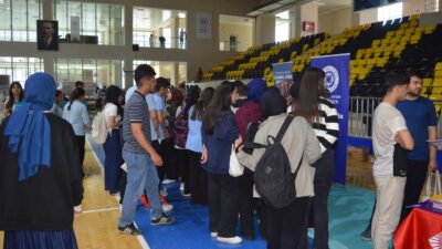 Siirt’te düzenlenen “1. Üniversite Tanıtım Fuarı ve Kariyer Günleri” etkinliğinde