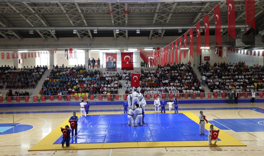 19 Mayıs Atatürk’ü Anma, Gençlik ve Spor Bayramı Siirt’te düzenlenen