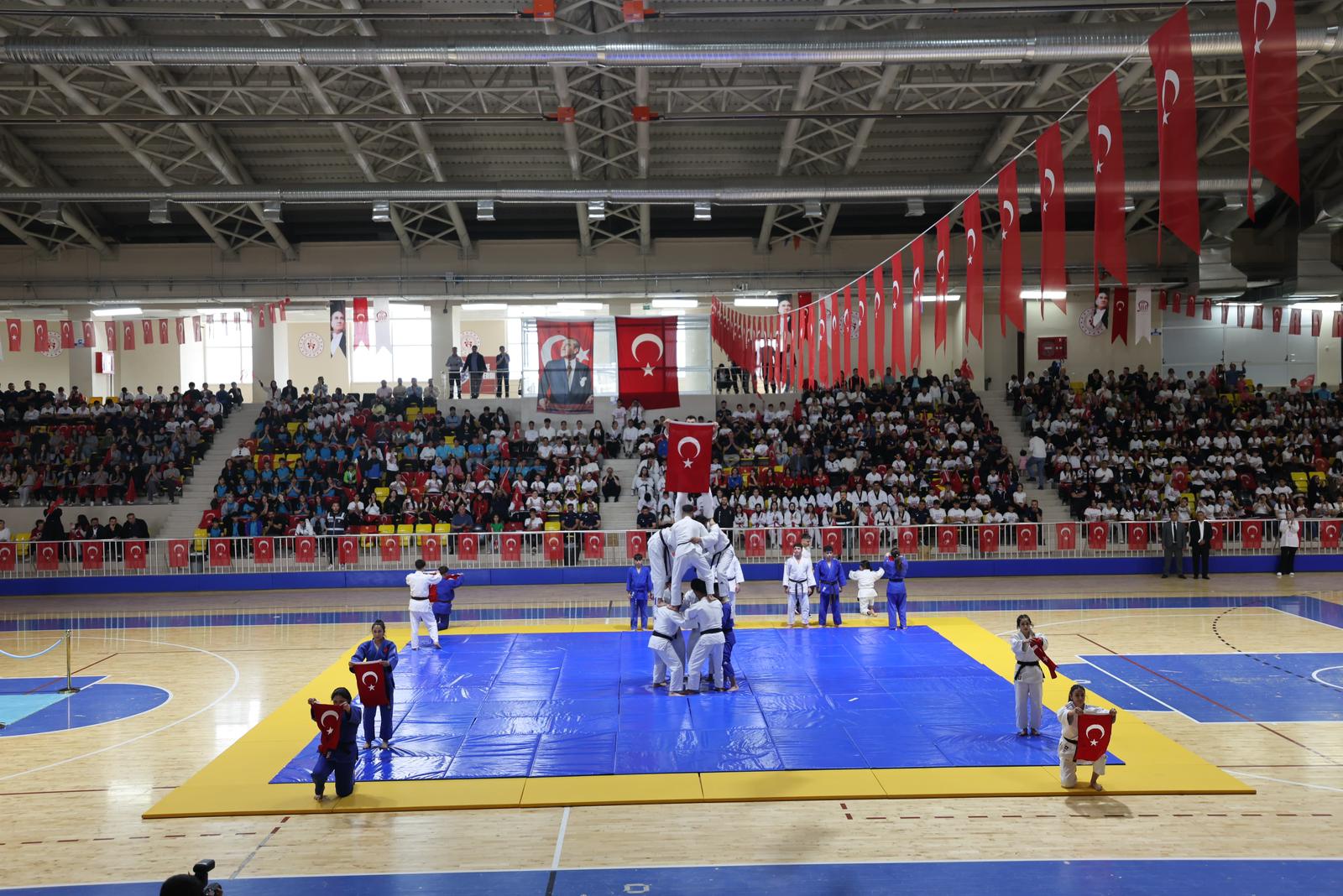19 Mayıs Atatürk’ü Anma, Gençlik ve Spor Bayramı Siirt’te düzenlenen