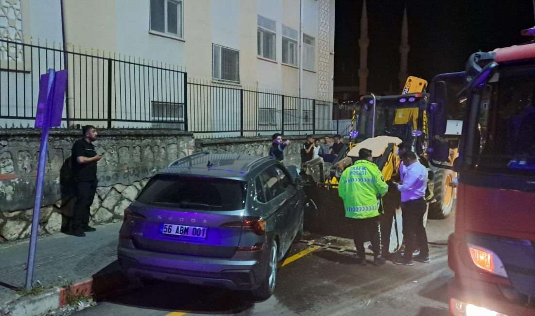 Siirt’te meydana gelen trafik kazasında bir otomobilin park halindeki kepçeyle
