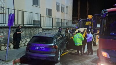 Siirt’te meydana gelen trafik kazasında bir otomobilin park halindeki kepçeyle