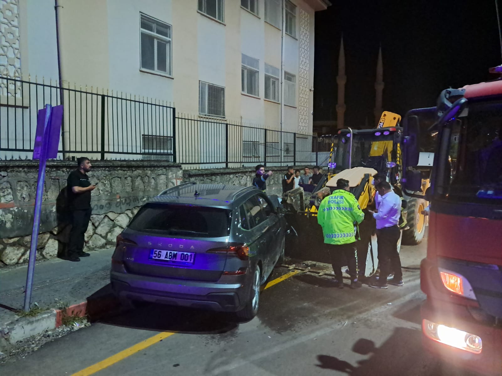 Siirt’te meydana gelen trafik kazasında bir otomobilin park halindeki kepçeyle