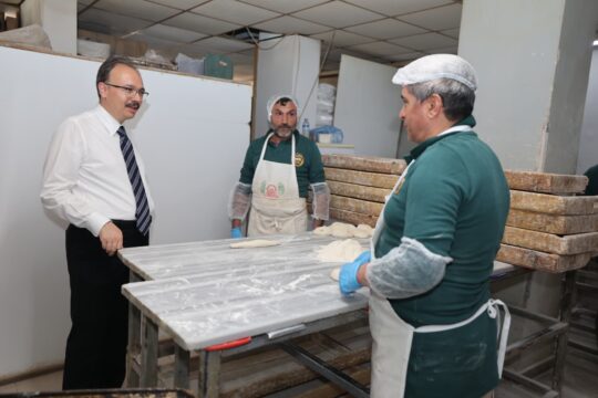 Vali Dr. Kızılkaya: “Kanaatkâr Esnaf Takdiri Hak Ediyor” Siirt Valisi ve Belediye Başkan Vekili Dr. Kemal Kızılkaya, uzun