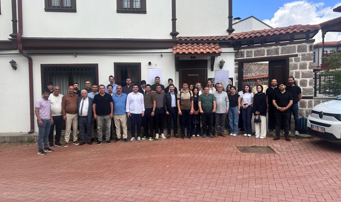 Siirtli Gençler Ankara’da Milli Heyecanı Birlikte Yaşadılar Yaşamlarını Ankara’da sürdüren Siirtli gençler milli maç heyecanını Siirt Vakfı