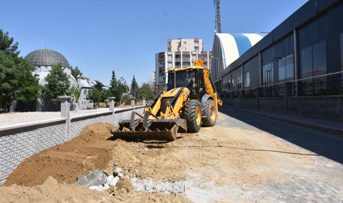 Siirt’te Dar Yol Genişletiliyor! Belediyeden Trafiği Rahatlatacak Hamle Siirt Belediyesi, kent genelinde ulaşım altyapısını güçlendirmeye yönelik çalışmalarını sürdürüyor.