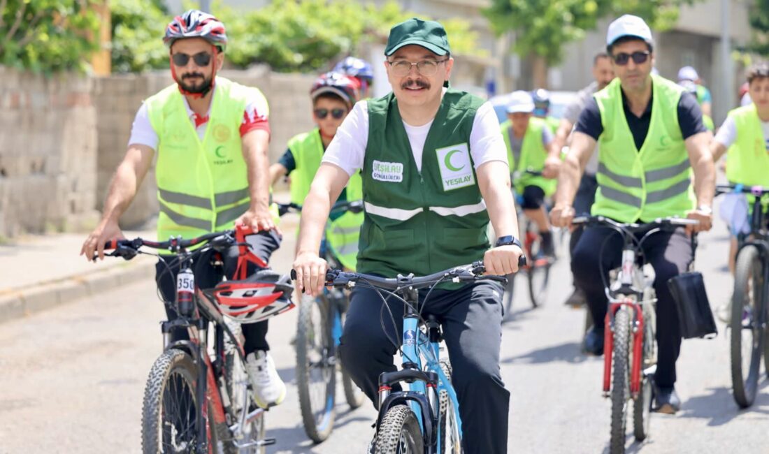 Vali Kızılkaya, Yeşilay Bisiklet Turu’nda Vatandaşlarla Birlikte Pedal Çevirdi Siirt'te, bağımlılıkla mücadeleye dikkat çekmek ve sağlıklı yaşam bilincini artırmak