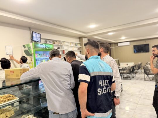 Sağlık, Emniyet ve Defterdarlık Ekiplerinden İşletmelere Yönelik Tütün Denetimi Siirt'te dumansız hava sahasının korunması amacıyla işletmelerde tütün denetimi gerçekleştirildi.