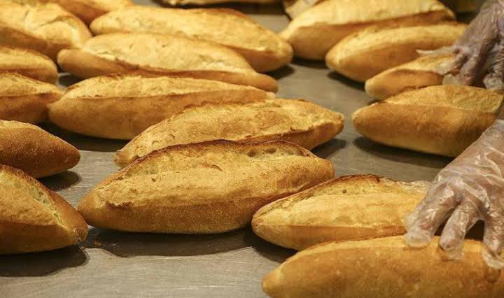 Siirt’te Ekmeğe Zam Geldi: Ekmek Fiyatı 15 TL’ye Yükseldi Siirt’te ekmek fiyatlarına zam yapıldı. Siirt Esnaf ve Sanatkârlar Odası’nın