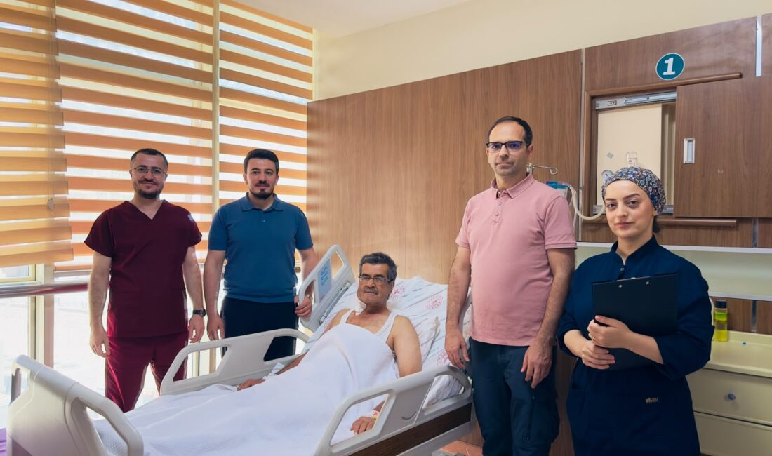 Siirt’te Felç Riskiyle Yaşayan 60 Yaşındaki Hasta Şah Damarı Ameliyatıyla Sağlığına Kavuştu Siirt’te yaşayan 60 yaşındaki Ali Belge, gün içerisinde sık sık