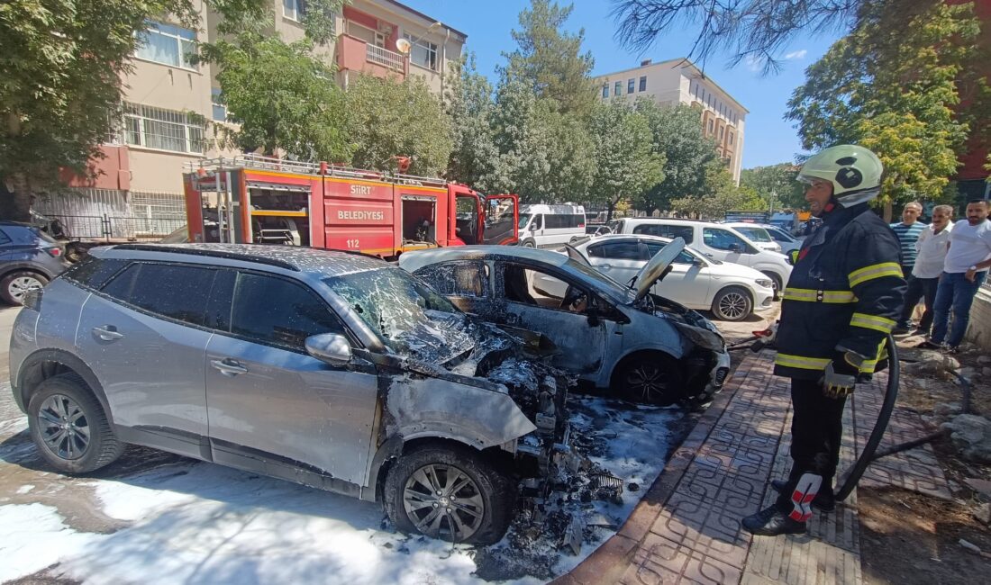 Siirt’te Park Halindeki Otomobil Alev Aldı! Yangın Diğer Araca Sıçradı: 2 Otomobil Kullanılamaz Hale Geldi Siirt'te park halindeki bir otomobilde çıkan yangın, kısa sürede yanında