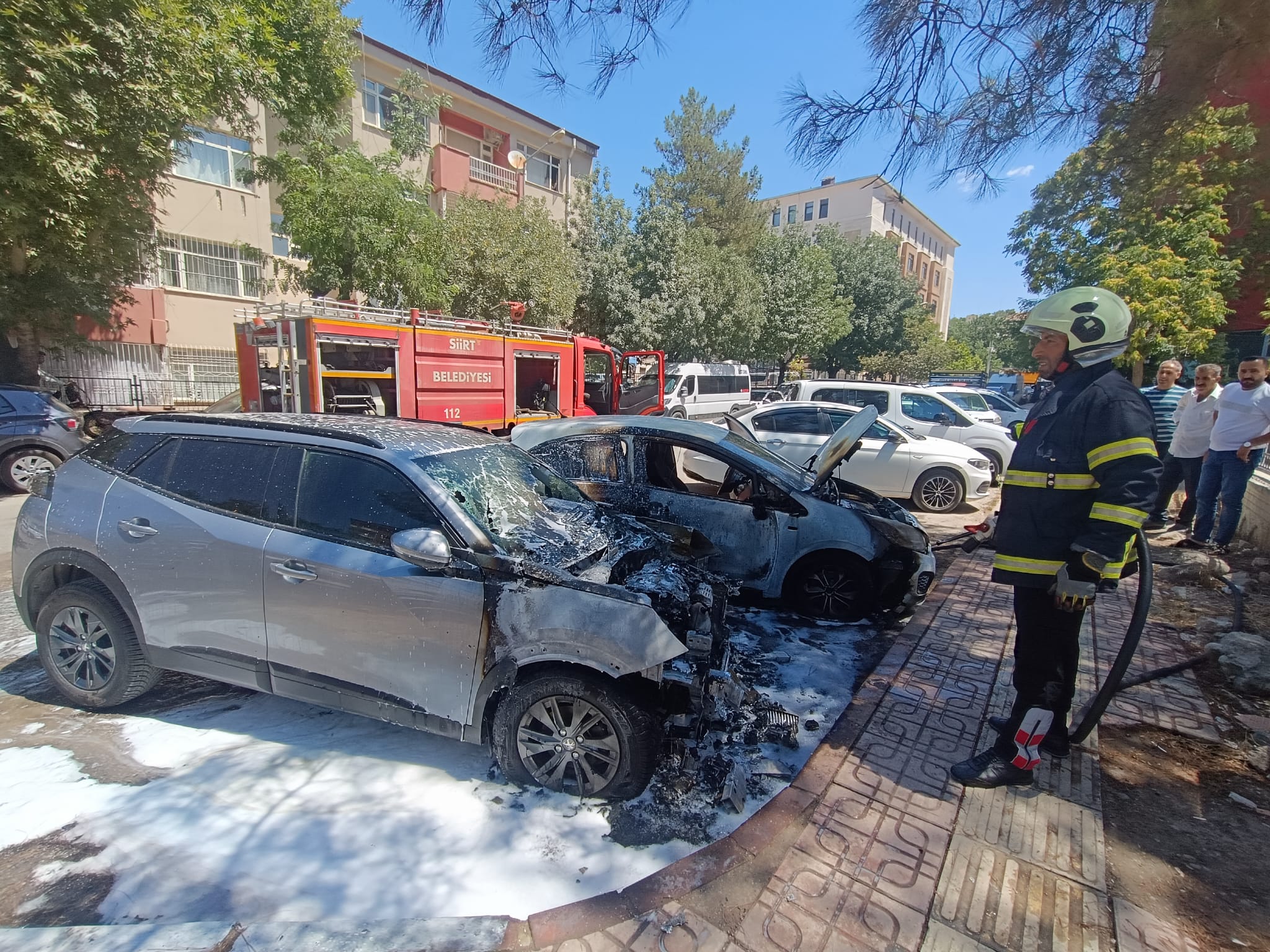 Siirt'te park halindeki bir otomobilde çıkan yangın, kısa sürede yanında