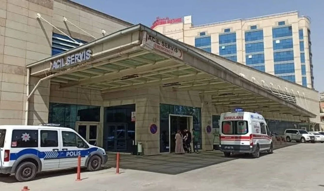 Siirt’te 5’inci Kattan Düşen Genç Kız Ağır Yaralandı Siirt'te 5 katlı bir binanın damından düşen 15 yaşındaki kız