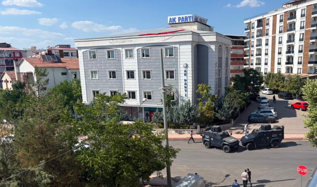 AK Parti İl Binası Önündeki Şüpheli Paket Fünyeyle İmha Edildi Siirt'te AK Parti İl Başkanlığı binası önüne bırakılan şüpheli paket,
