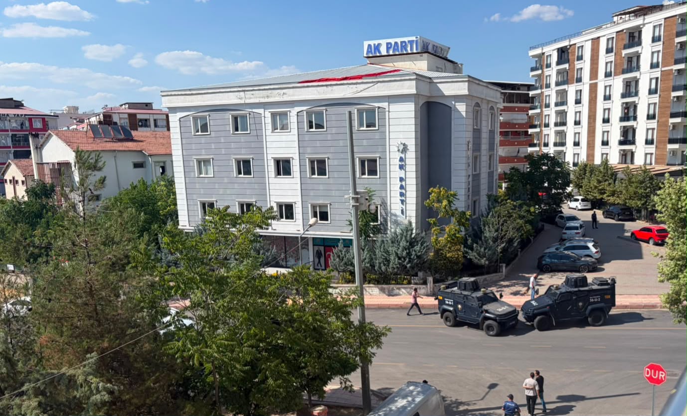 Siirt'te AK Parti İl Başkanlığı binası önüne bırakılan şüpheli paket,