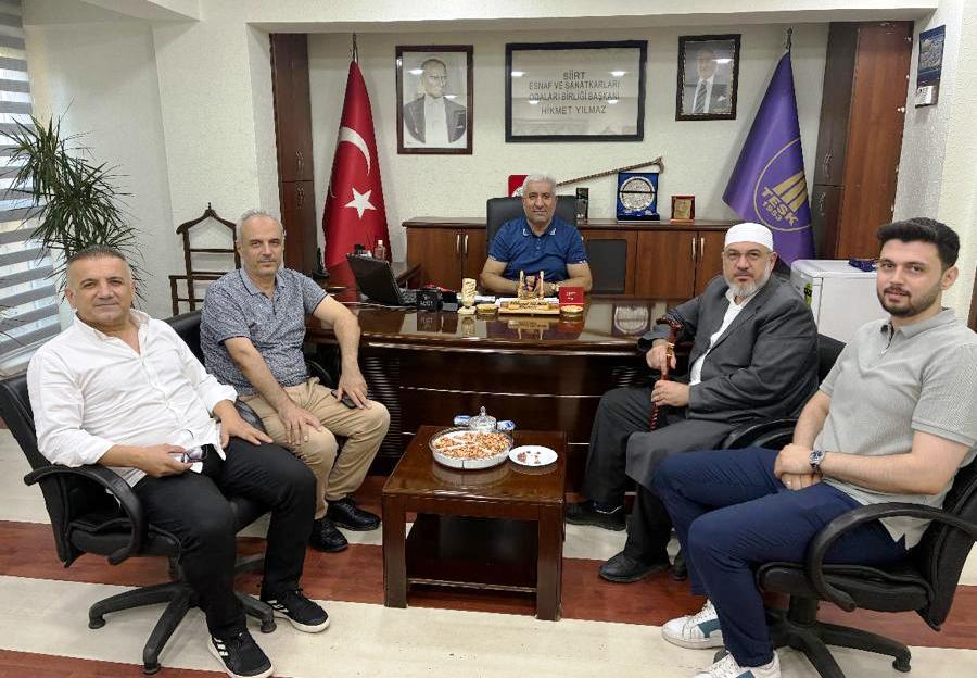 Kanaat Önderi İsmail Hakkı Toprak’tan Siirt ESOB Başkanı Yılmaz’a Ziyaret Geçtiğimiz aylarda gerçekleştirilen seçimlerde Siirt Esnaf ve Sanatkârlar Odaları Birliği