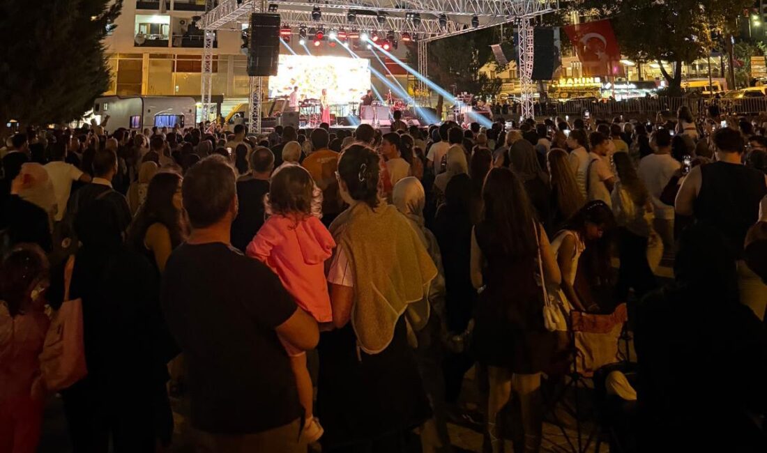 Armutlu’da Siirtliler Hem Konsere Hem İkramlara Damga Vurdu Yalova’nın Armutlu ilçesinde Mustafa Kemal Atatürk’ün ilçeye gelişinin 92. yıl
