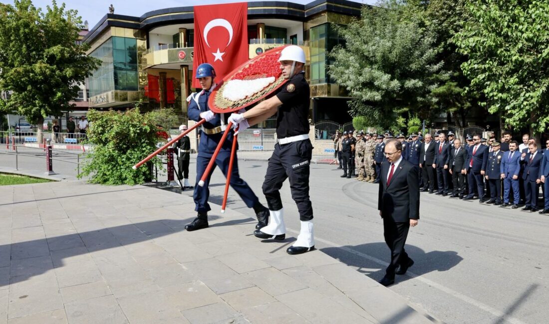 Siirt’te 30 Ağustos Zafer Bayramı Dolayısıyla Çelenk Sunma Töreni Düzenlendi 30 Ağustos Zafer Bayramı’nın 104. yıl dönümü dolayısıyla Siirt’te Cumhuriyet