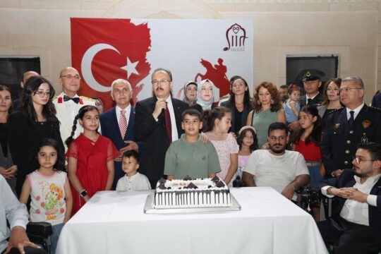 VALİ KIZILKAYA VE EŞİ HANIMEFENDİ KIZILKAYA, 30 AĞUSTOS RESEPSİYONUNA EV SAHİPLİĞİ YAPTI Siirt’te 30 Ağustos Zafer Bayramı Resepsiyonu Düzenlendi.