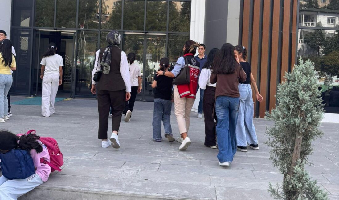 Siirt’te Dünya Okuma Haftası’nda Çocuklar Kütüphaneyle Buluştu Memur-Sen’e bağlı Büro Memur-Sen Siirt Şubesi yönetim kurulu üyeleri, kısa